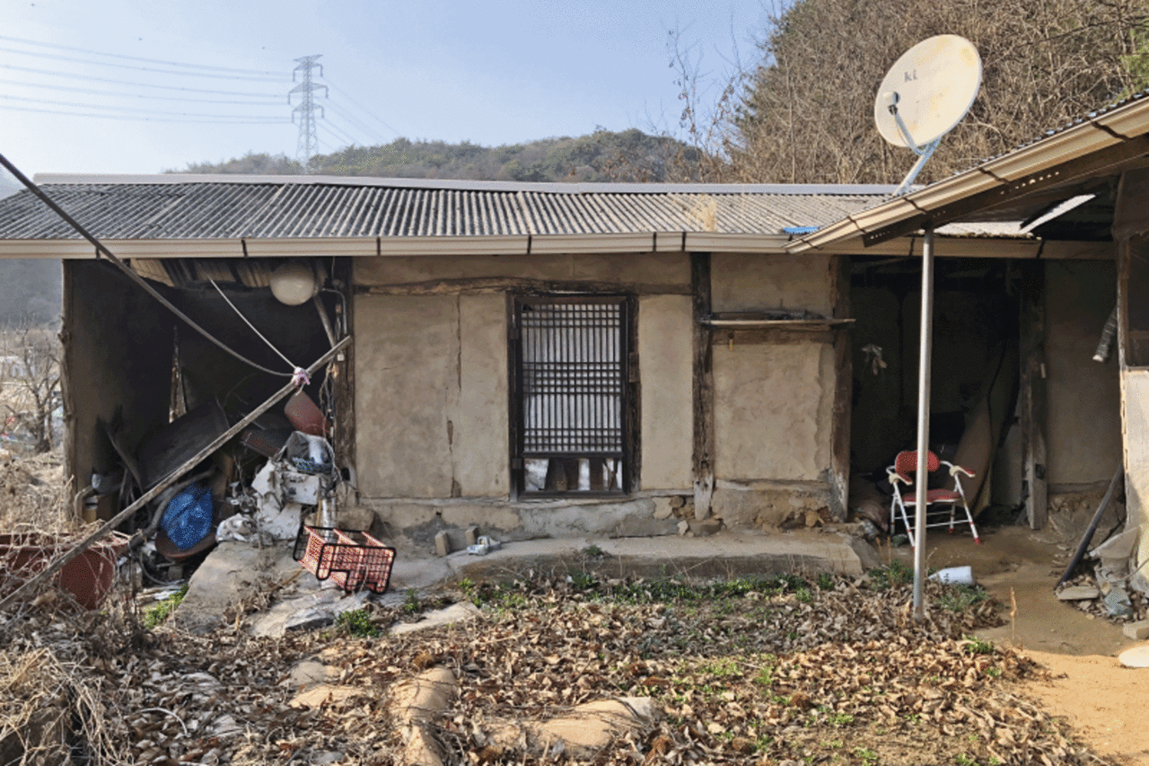 제천시 송학면 포전리 주민 배복녀(75) 씨 집 뒤편에 있는 빈집의 모습이다. 김다연 기자