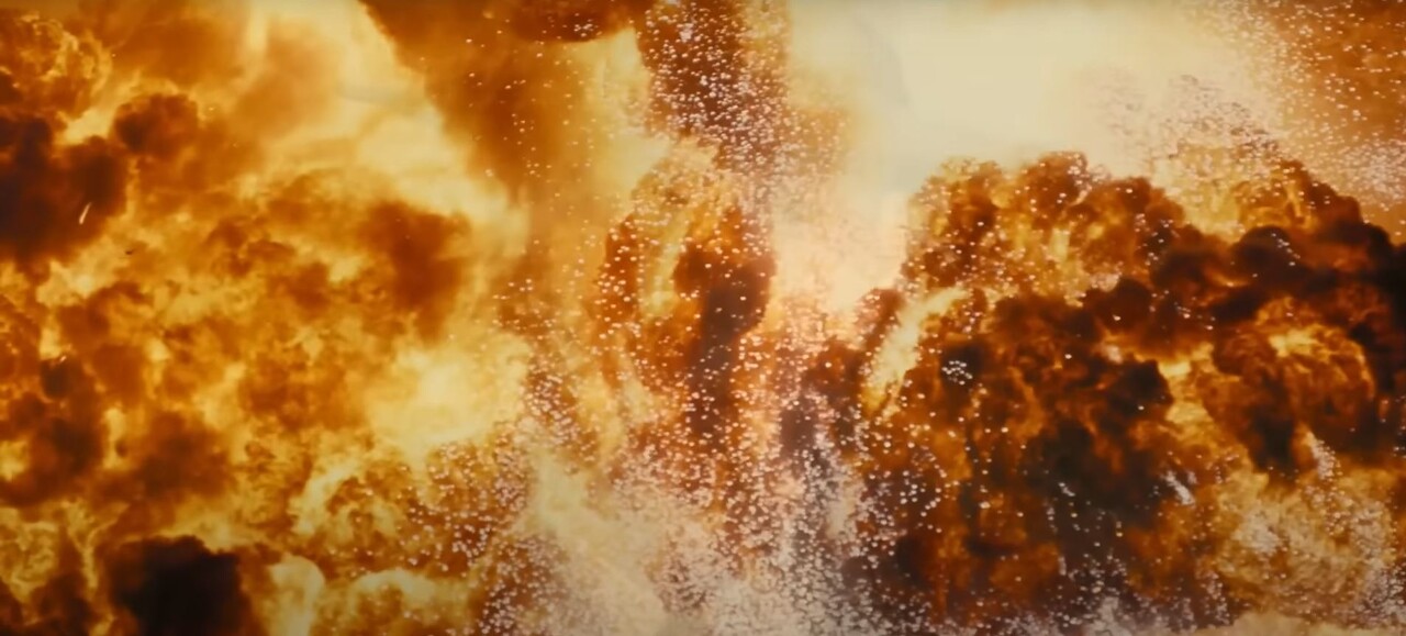 원자폭탄이 터지며 발생하는 화염은 프로메테우스가 인간에게 선물한 불을 연상시킨다. 영화 예고편 갈무리
