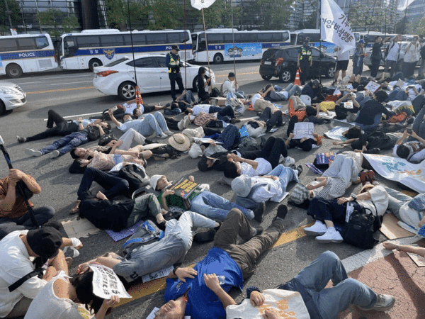 서울 종로구 율곡동 일본대사관 앞에서 후쿠시마 오염수 방류에 항의하는 의미의 ‘다이인’ 퍼포먼스를 펼치는 923기후정의행진 참가자들. 전나경 기자