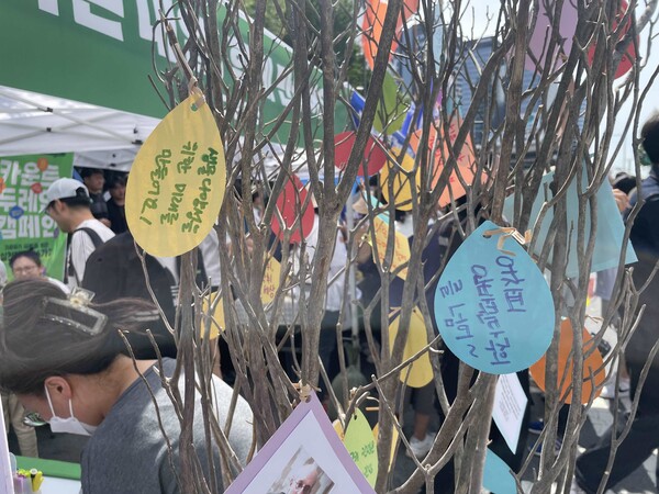 국제환경단체 그린피스가 마련한 ‘얼터너티브 퓨처’ 나무에 시민들이 다양한 메시지를 적어 걸어둔 모습. 전나경 기자