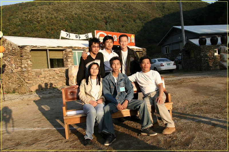 2000년대 초반 정진야학 학생들과 함께 나들이를 간 정종근 교사(앞줄 맨 오른쪽). 출처 정진야학