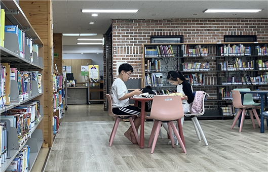 지난달 25일 광주광역시립 무등도서관 어린이도서실에서 어린이들이 책을 읽고 있다. 조벼리 기자