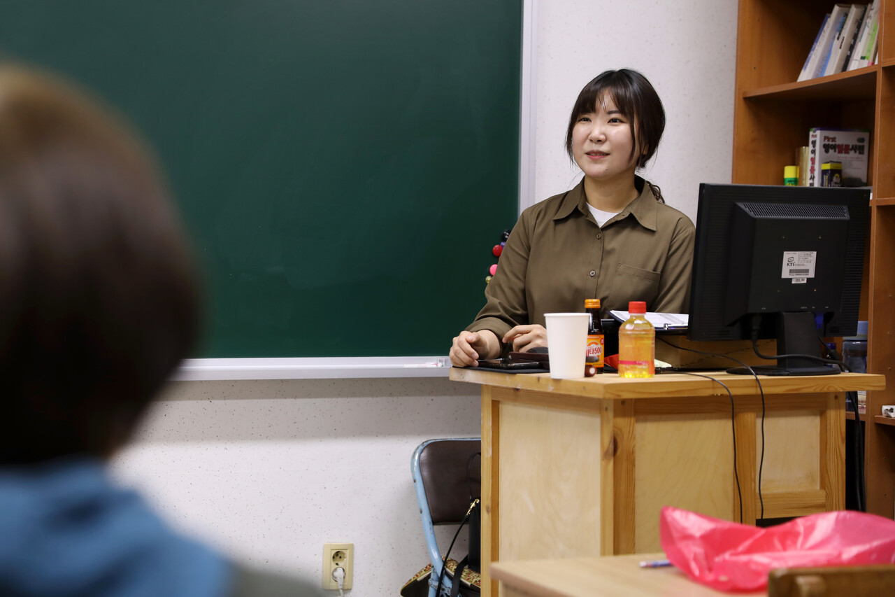  김서진 제천시 주무관이 정진야학 중등부 교실에서 수업을 하고 있다. 김은송 기자