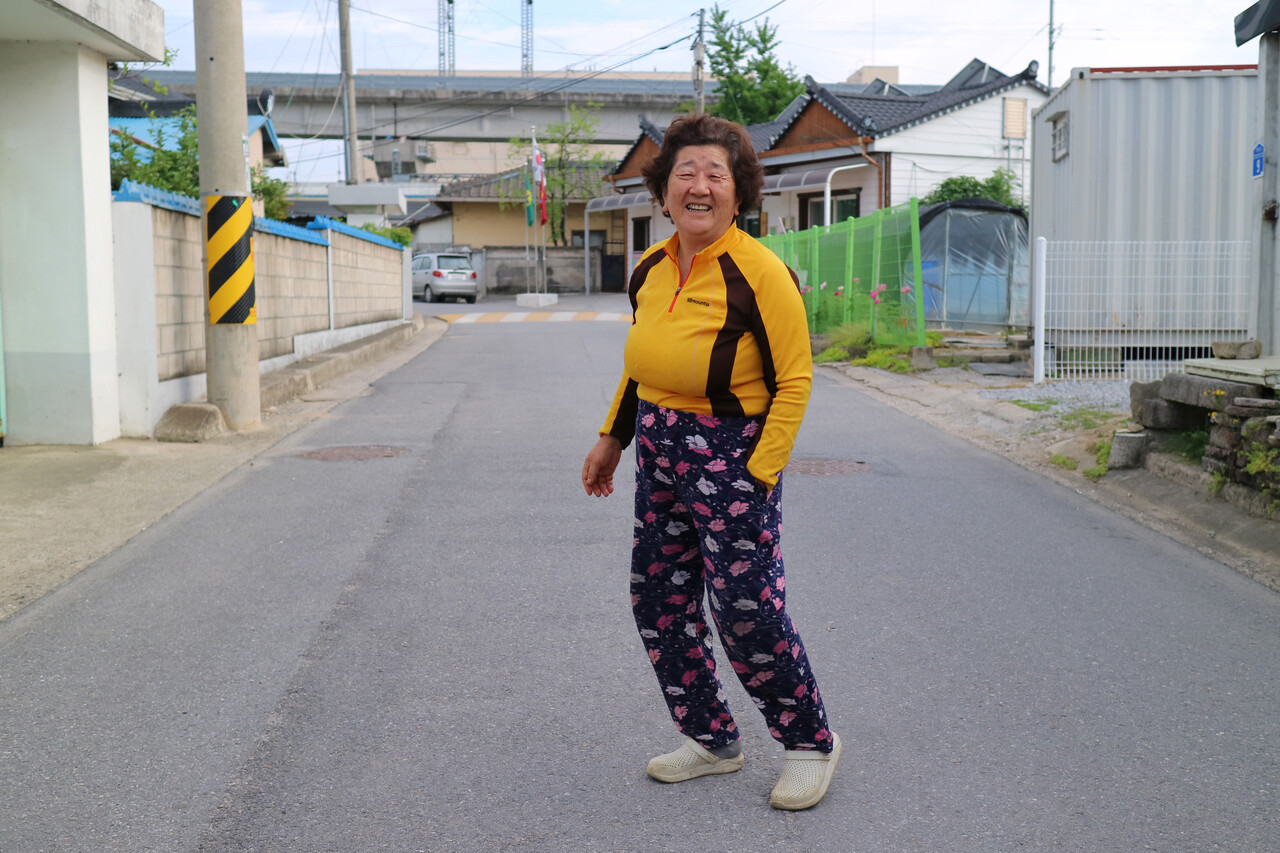 김동금 할머니가 자택 앞 도로에서 웃고 있다. 목은수 기자