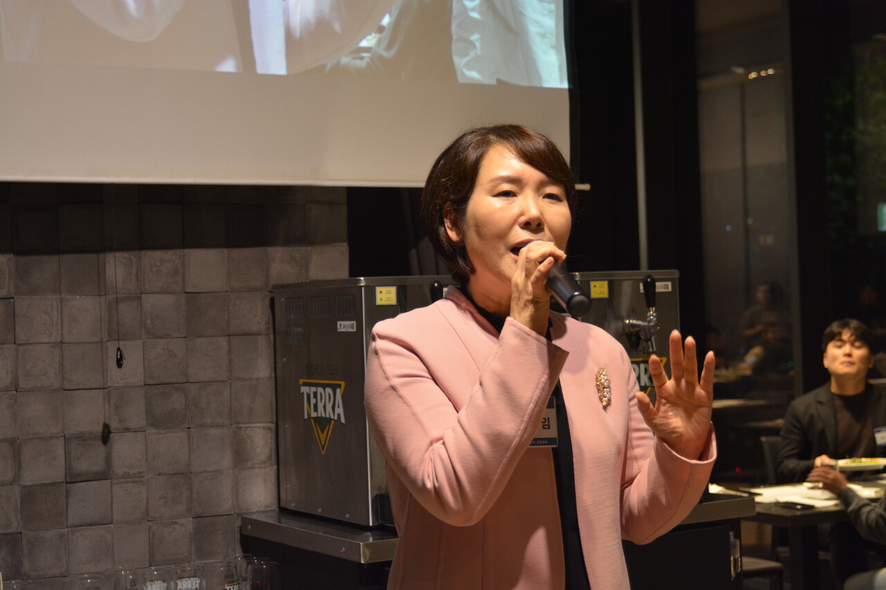 11월 4일 오후 서울 마포구 신라스테이 마포점 카페에서 열린 ‘세저리인의 밤’ 행사에서 제정임 세명대 저널리즘대학원 원장이 인사말을 하고 있다. 최은주 기자