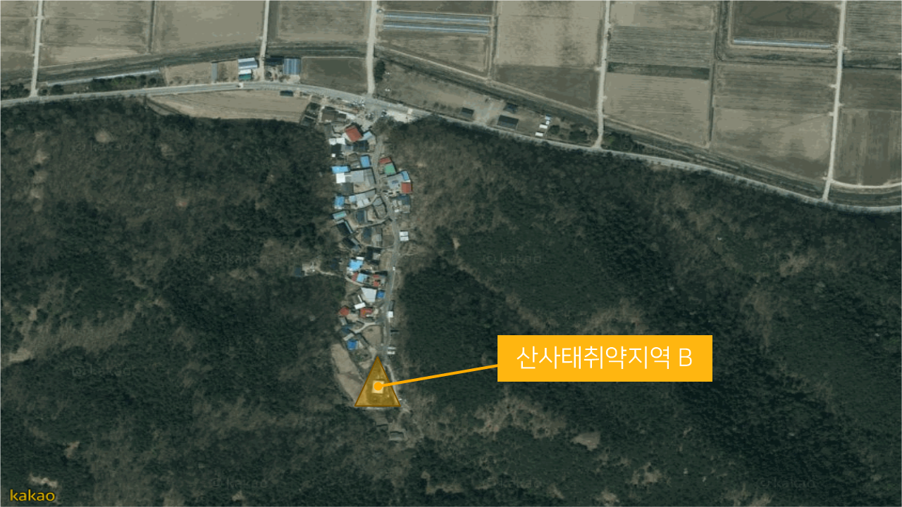 지난 9월 9일 취재팀이 방문한 경북 안동시의 산사태취약지역 B 지번. 인근에 30여 개의 가구가 있다. 카카오맵 위성사진, 그래픽 지수현
