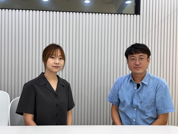 홍봄(왼쪽), 이창호(오른쪽) 기자가 ‘뉴스하다’ 사무실이 마련된 인천시 부평구의 공유오피스에서 단비뉴스와 만나인터뷰하고 있다. 이은별 기자