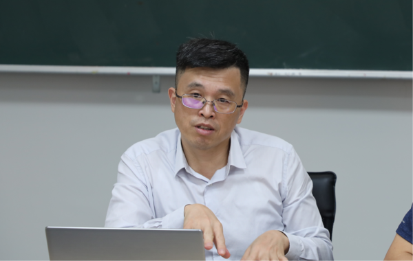 Lin Chan-jong, who is studying for a master's degree in arts administration at Tainan National University of the Arts, explains to a Danbi News reporter why he chose to study this field.  Reporter Kim A-yeon