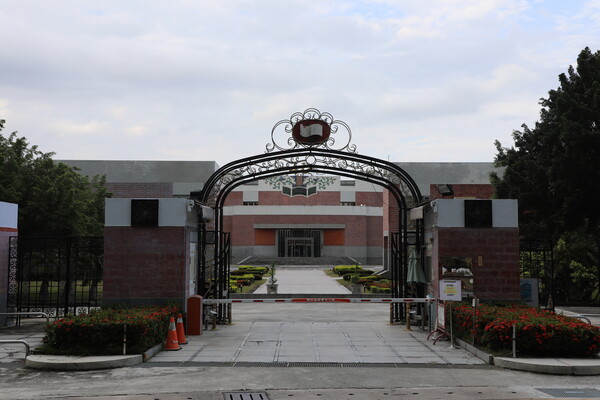 The library building can be seen inside the main gate of Tainan National University of Arts.  Reporter Kim A-yeon