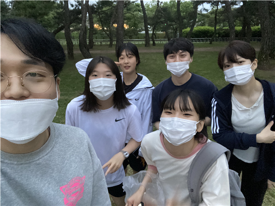 세저리 재학 시절, 이성현 PD(맨 왼쪽)가 친구들과 함께 캠퍼스 인근 솔숲 공원을 산책하고 있다. 출처 이성현 PD