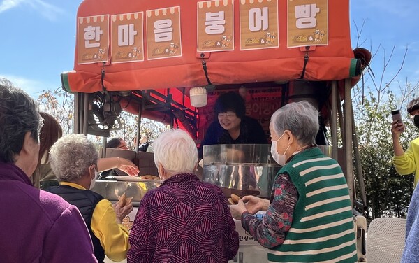 지난달 8일 충북 제천시 요양시설 '실버홈'에서 윤희정 씨가 노인들에게 붕어빵을 무료로 나눠주고 있다. 이은지 기자