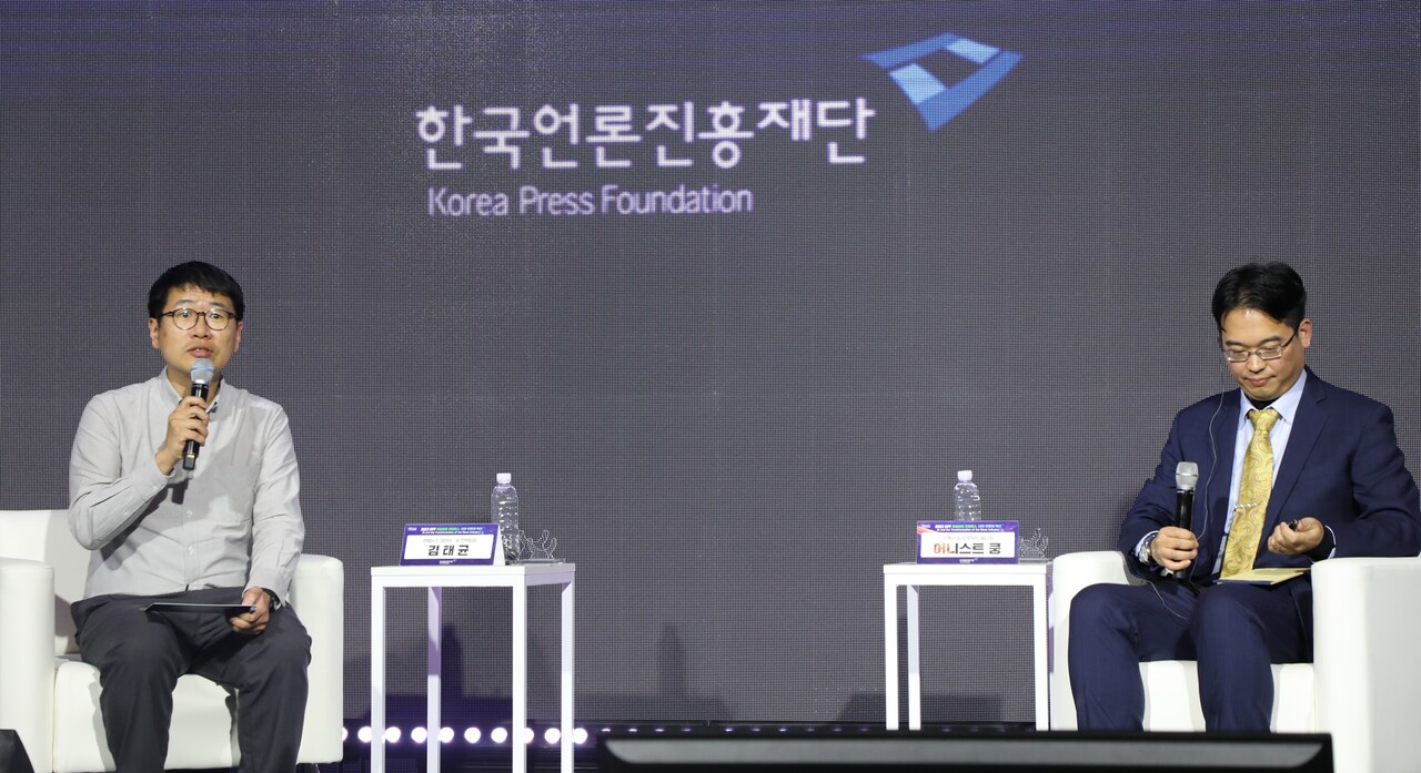 발표를 마친 어니스트 쿵(오른쪽) AP 매니저가 김태균 연합뉴스 데이터·AI 전략팀장(왼쪽)과 대담하고 있다. 이선재 기자