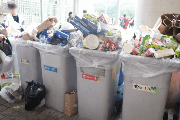 지난 10월 8일 서울월드컵경기장 3층 서쪽 출입구 앞 쓰레기통이 분리수거되지 않은 온갖 쓰레기로 넘쳐나는 모습. 박세은 기자