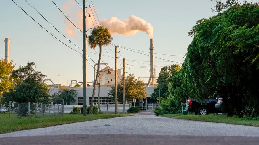 미국 플로리다주 탬파베이에 위치한 납 제련 공장 ‘고퍼 리소스’의 굴뚝에서 주황빛 연기가 뿜어져 나오고 있다. 출처 탬파베이타임즈