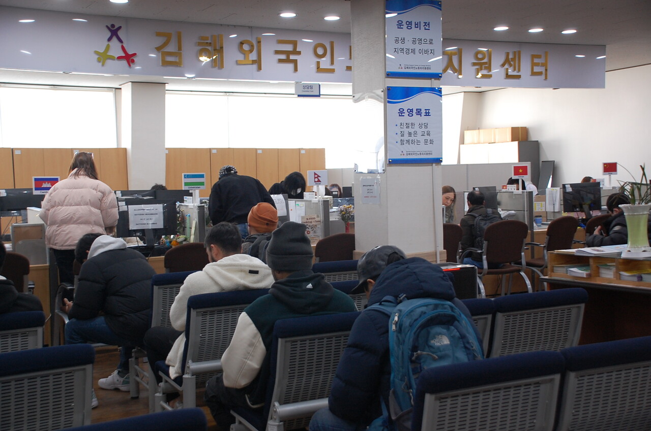지난달 19일 김해 외노자 센터 6층 로비에서 이주 노동자들이 상담 순서를 기다렸다. 이채현 기자