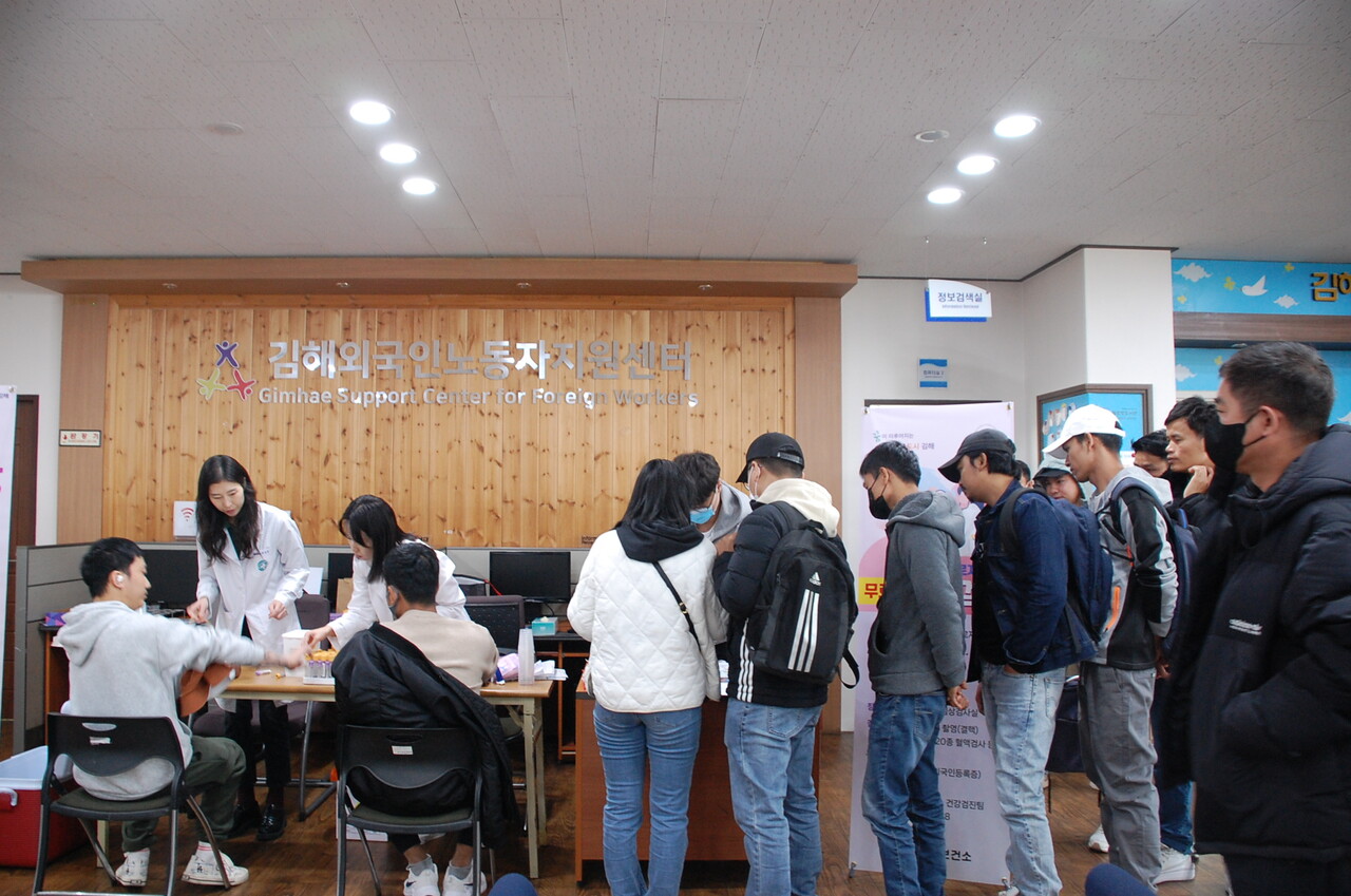 지난달 19일 김해 외노자 센터 로비에서 이주 노동자들을 대상으로 무료 보건소가 열렸다. 건강검진을 받기 위해 이주 노동자들이 줄을 서 기다리고 있다. 이채현 기자