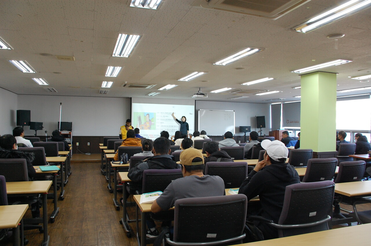 지난달 19일 김해 외노자 센터 7층 대강당에서 이주 노동자들이 한국어 수업을 듣고 있다. 신혜림 PD