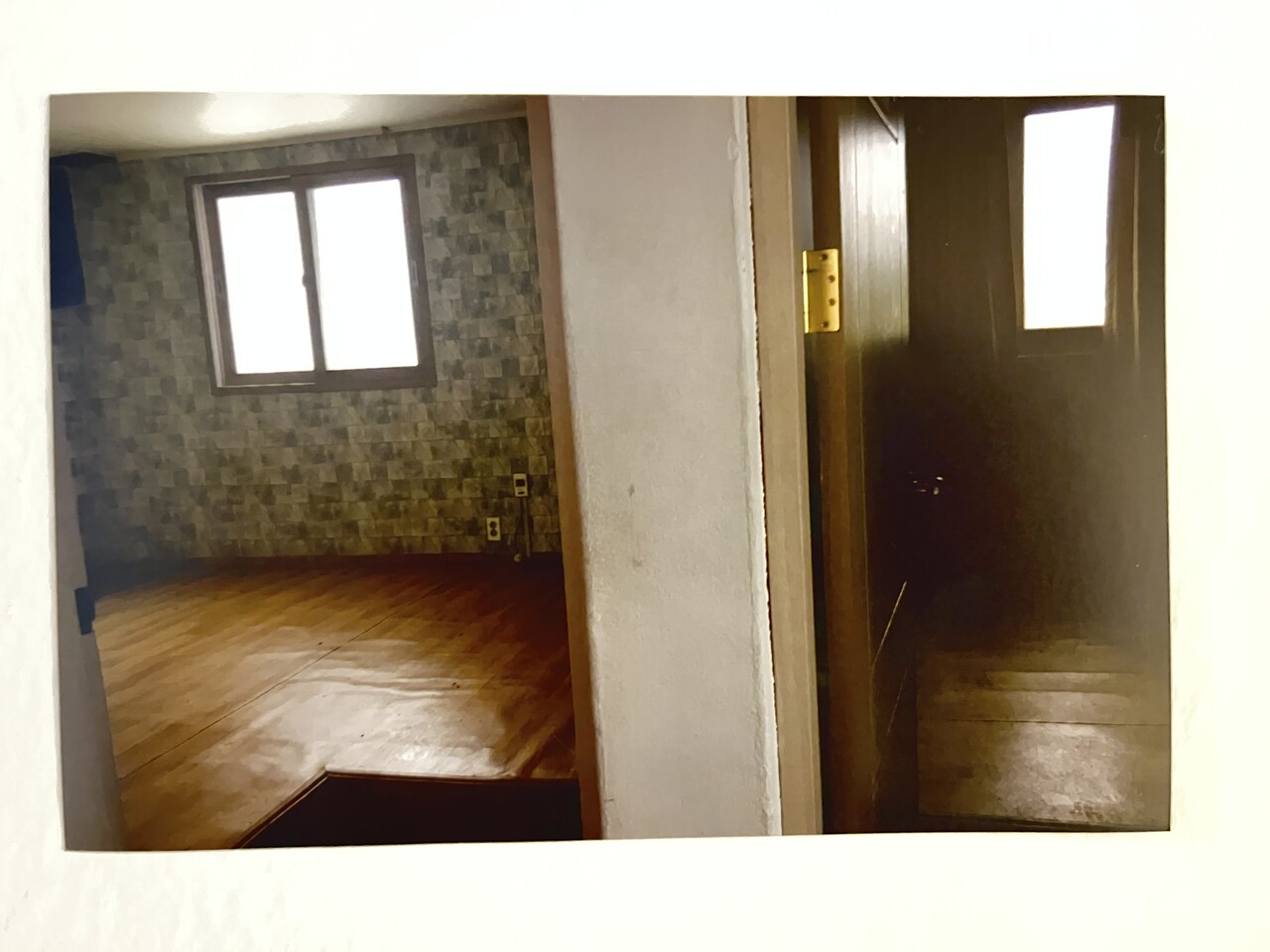 카페 지구대 2층에 있는 과거 숙직실과 파출소장실(오른쪽)의 새 활용 전 모습. 양혁규 기자