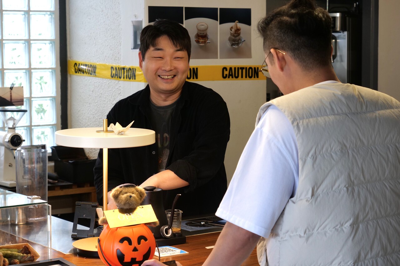 카페 지구대에서 손님을 맞으며 웃고 있는 천성우 대표. 양혁규 기자