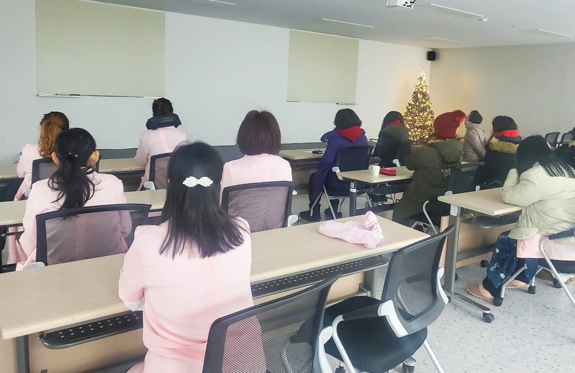 자활근로 참여자들이 교육 프로그램을 듣기 위해 부천소사지역자활센터의 강의실에 모여 있다. 사진 왼쪽, 분홍색 재킷을 입은 이들은 수미인 사업단에서 일하고 있다. 윤경 사회복지사 제공