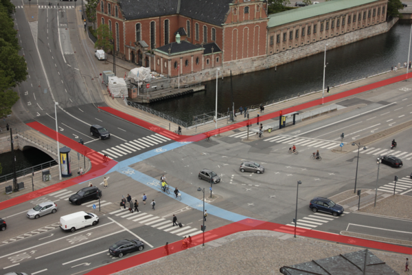 덴마크 코펜하겐의 크리스챤보르 궁전 앞 사거리. 도심을 가로지르는 주요 도로인데도 차도 맨 오른쪽에 자전거만 이용할 수 있는 자전거전용차로가 설치돼 있다. 붉은 표시가 자전거전용차로를 나타내며, 파란 표시는 자전거 전용 횡단보도다. 김윤정 활동가 제공