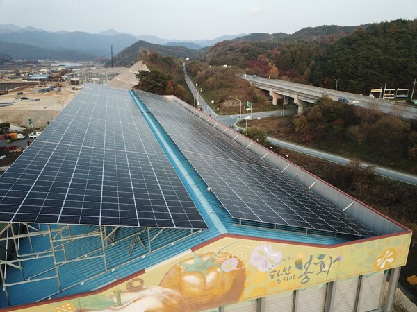 경북 봉화군 봉성면 금봉리 농산물산지유통센터 지붕에 설치된 태양광발전소 전경. 봉화군민녹색에너지협동조합 제공
