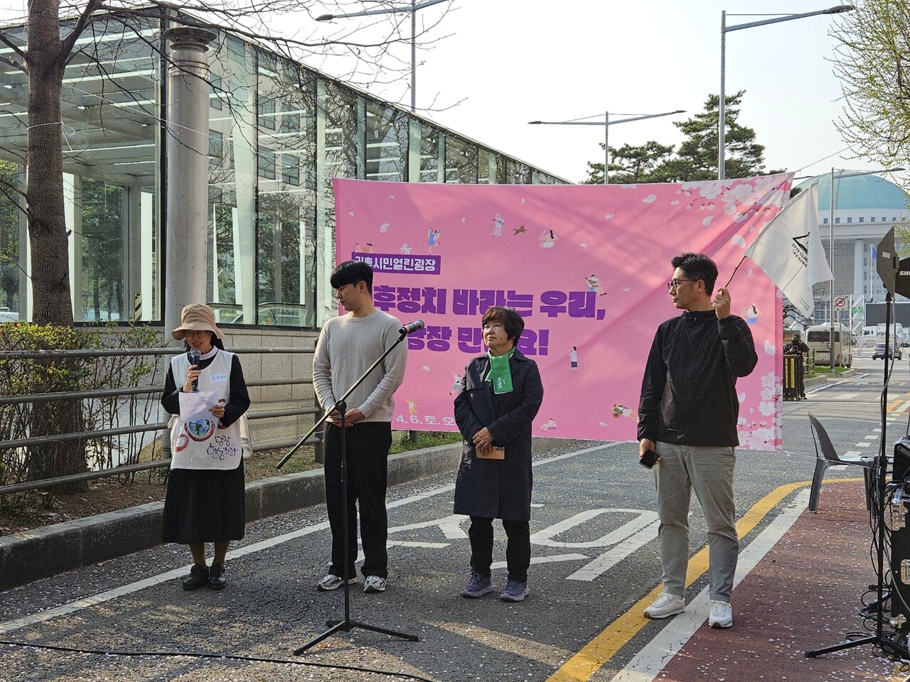왼쪽부터 최글라렛 성가소비녀회 인천관구 수녀, 김성재 기후위기부천비상행동 활동가, 나지현 60+기후행동 대표, 이원재 문화연대 집행위원장이 기후시민 선언문을 발표하고 있다. 하미래 기자