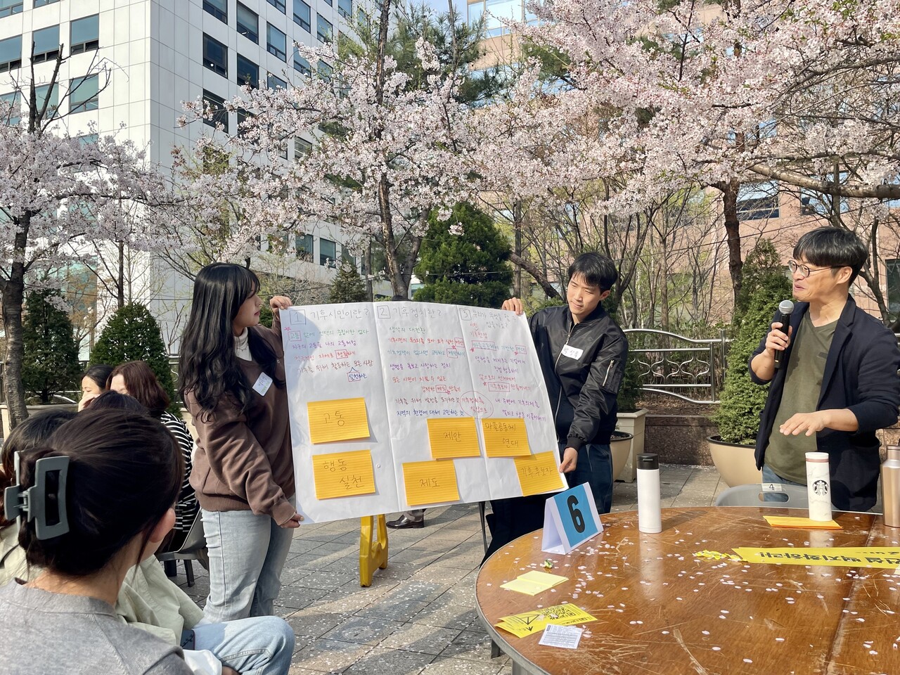 장시정 기후위기인천비상행동 기획단장이 진행을 맡은 6모둠이 ‘기후시민이란’ ‘기후정치란’ ‘우리가 무엇을 할 수 있을까요’ 세 주제에 관한 토론 내용을 발표하고 있다. 전예나 기자