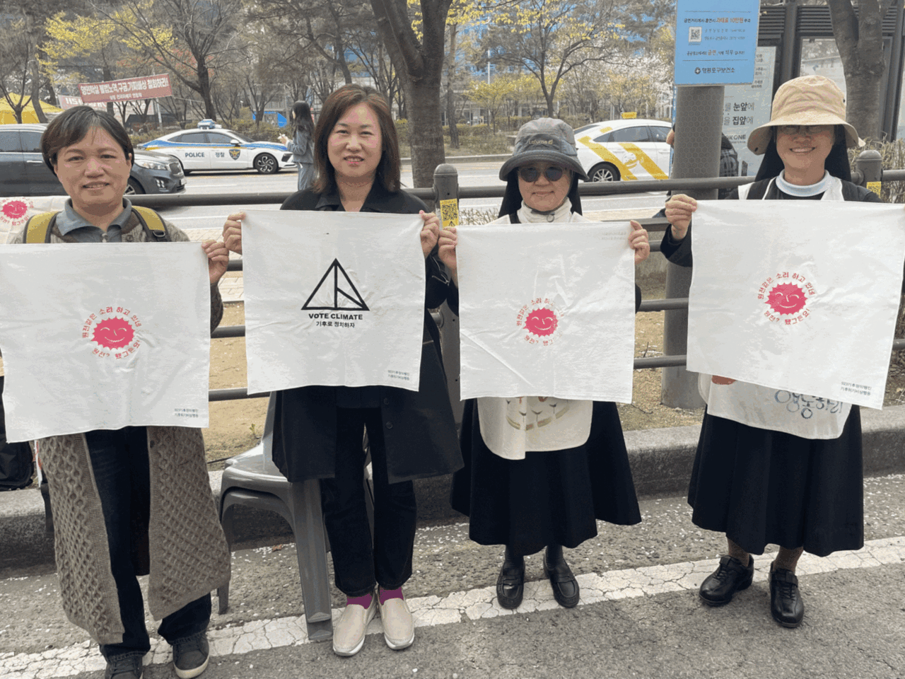 시민들이 기후시민열린광장 사전 행사인 실크스크린을 체험하고 있다. ‘기후로 정치하자’ ‘원전 같은 소리 하고 있네. 원전? 됐그든요!’ 등 문구와 도안을 직접 천에 찍으며 즐거워했다. 전예나, 하미래 기자