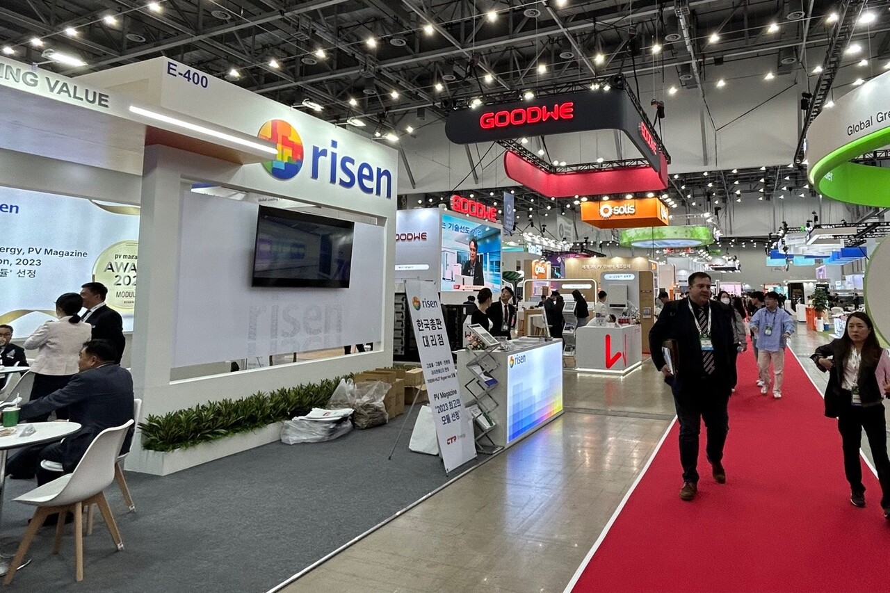 지난 25일부터 사흘 동안 대구 엑스코에서 열린 제21회 국제그린에너지엑스포의 전시장 가운데 라이젠, 굿위, 진롱솔리스 등 중국 태양광 업체들이 모여 있는 구역 모습. 조재호 기자