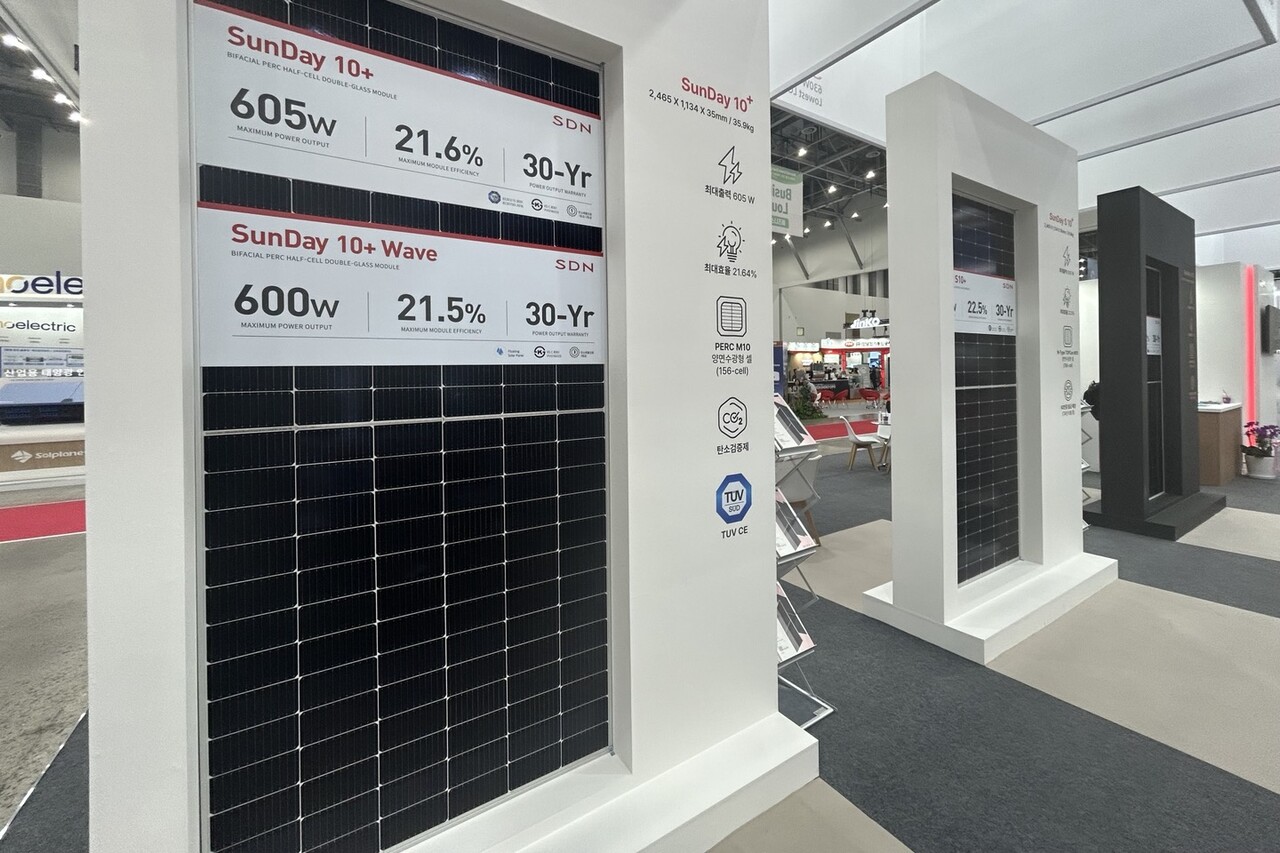 태양광 모듈 제조‧판매업체인 SDN이 전시한 태양광 모듈. 오른쪽에 있는 두 제품은 중국 태양광 모듈업체 샹량(Shuanglinag)과 아이코솔라(AIKO solar)에서 만들었다. 조재호 기자