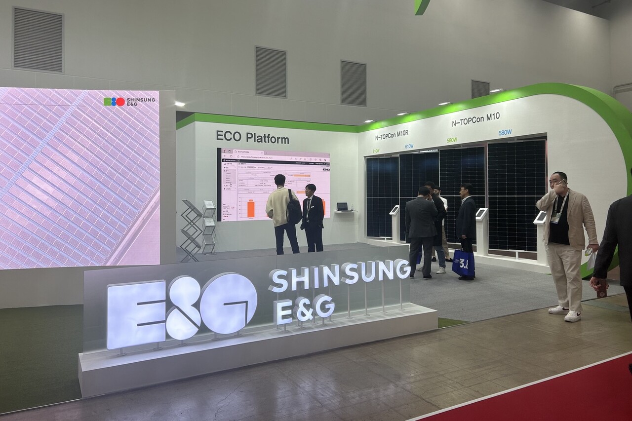 태양광 모듈 제조업체인 신성엔지니어링의 전시공간 모습. 이 업체는 국내에서 태양광 셀을 제조하다가 2021년에 중단했다. 전시한 모듈은 모두 중국산 셀로 제작됐다. 조재호 기자