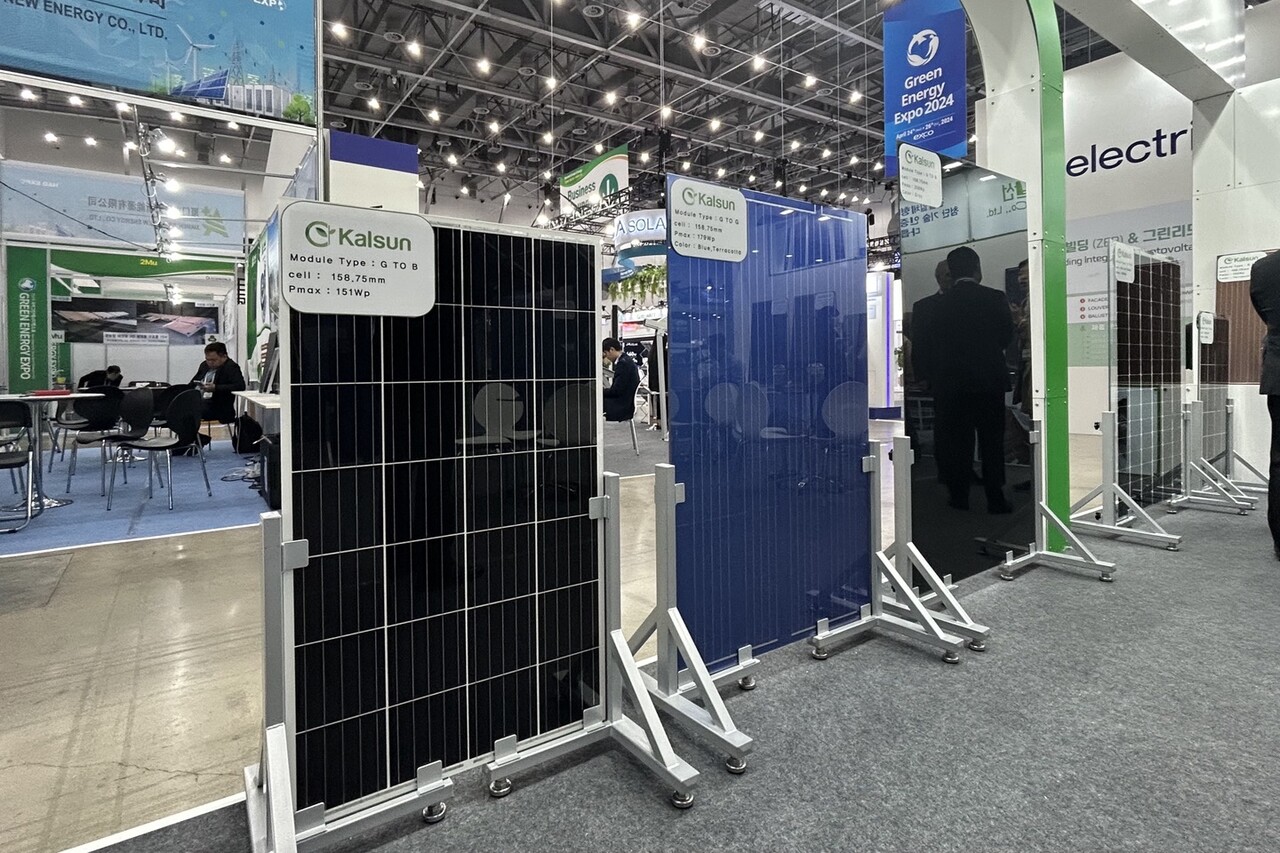 국제그린에너지엑스포에 전시된 건물일체형 태양광(BIPV) 모듈. 태양광 모듈을 외장재처럼 만들어서 건물 외벽에 설치할 수 있다. 조재호 기자