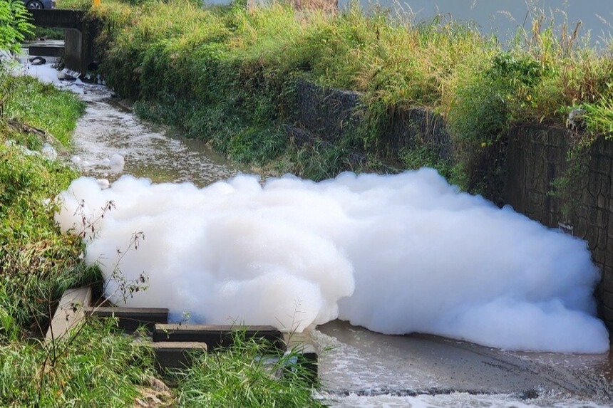 지난해 9월 18일 충북 제천시 신동마을 인근 미당천 하류 지점에 하얀 거품이 떠 있다. 신동마을 주민 제공