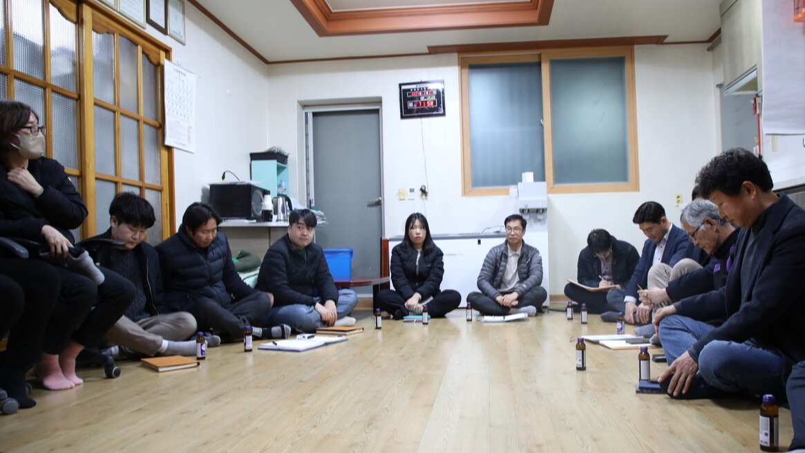 지난달 21일 충북 제천시 신동 마을회관에서 열린 주민 간담회에서 신동마을 주민들은 제천시청 4개 부서와 충청북도청 북부출장소 등 관계자 10여 명이 참석한 가운데 대책 마련을 촉구했다. 김창용 기자