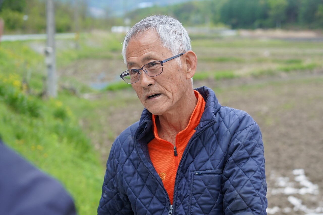 신동마을에서 40년 넘게 벼농사를 짓고 있는 김중락(69) 통장이 지난 24일 자신의 논 앞에서 단비뉴스와 인터뷰하고 있다. 김창용 기자
