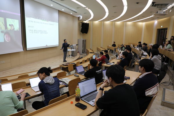 지난 4일 세명대 학술관에서 열린 인문사회교양특강에서 세명대 저널리즘대학원생들이 이상민 연구위원의 강연에 귀를 기울이고 있다. 이날 특강에는 줌 화상회의로 연결한 청강생 등 40여 명이 참여했다. 안소현 기자