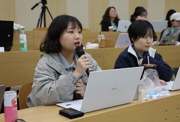 강연에 이어진 질의답변 시간에 하미래 세명대 저널리즘대학원생이 질문하고 있다. 안소현 기자