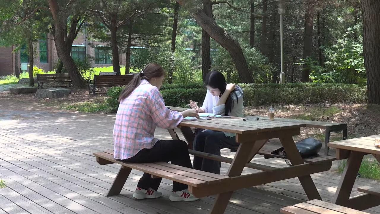 2023년 제5회 민송백일장 참가자가 세명대학교 캠퍼스에 앉아 글을 쓰고 있다. 조재호 기자