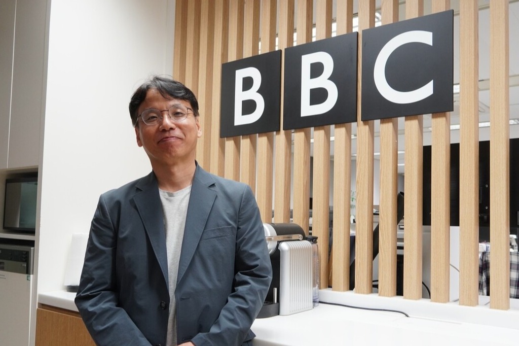 지난달 11일 최정민 PD가 단비뉴스와 인터뷰 중 카메라를 보며 웃고 있다. 양진국 PD