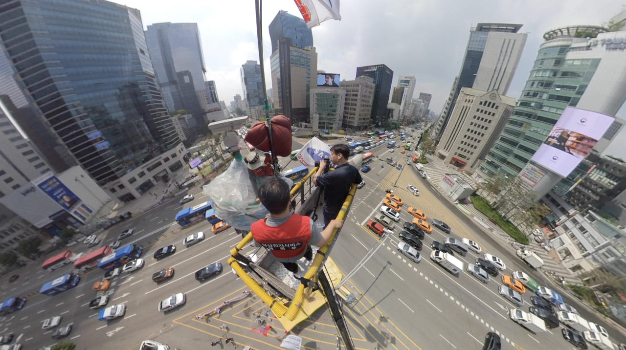 2020년 최정민PD(사진 위쪽 인물)가 삼성 해고 노동자의 고공농성 현장을 촬영하고 있다. BBC코리아 유튜브 채널 갈무리