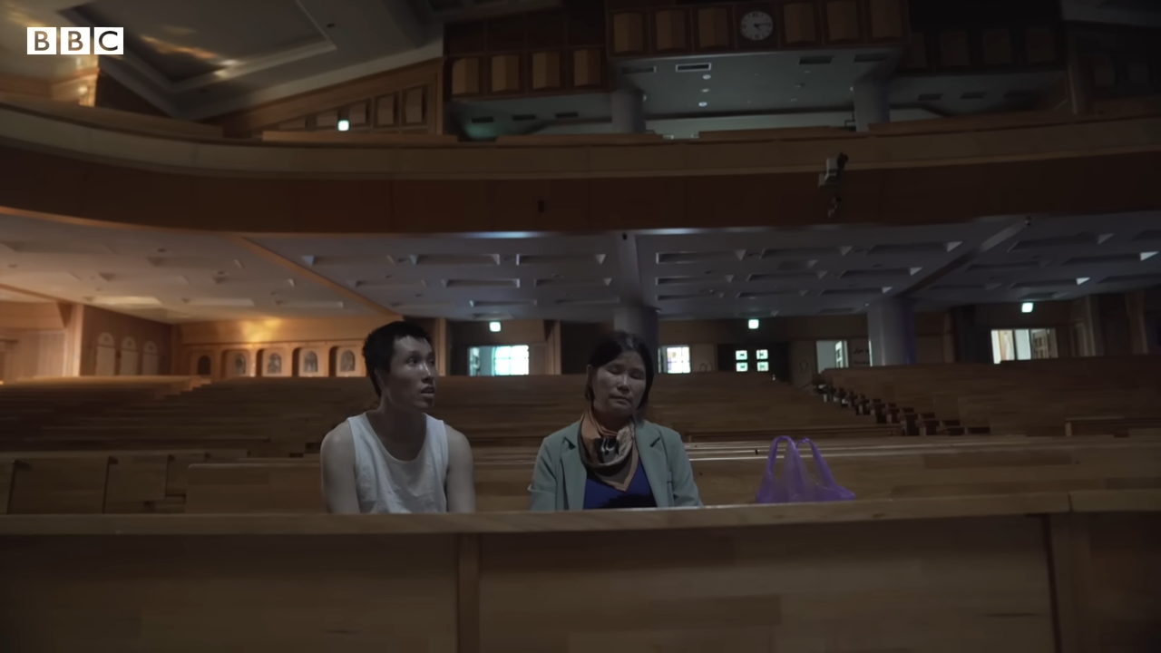 영상 ‘중증 발달장애 아들을 둔 엄마의 호소’에서 마리아와 지니가 교회에서 기도를 하고 있다.  BBC코리아 유튜브 채널 갈무리