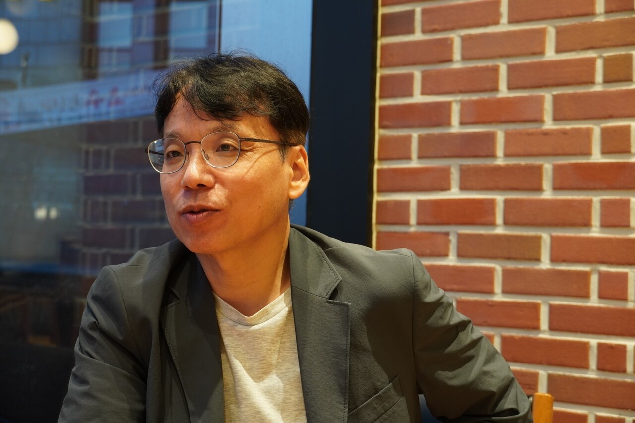 BBC코리아 인근 카페에서 최정민 PD가 단비뉴스와 인터뷰를 하고 있다. 양진국 PD