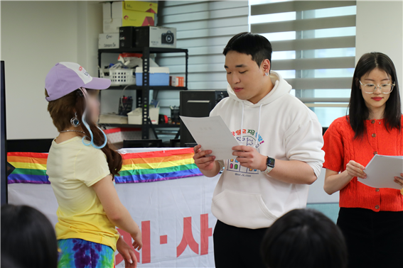 무지개교실의 학생과 교사는 서로에게 써준 내용의 졸업장을 주고받았다. 김아연 기자
