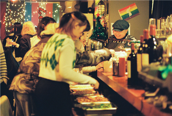 지난해 12월 27일 서울 이태원 ‘레스보스’에서 무지개교실 개교파티가 열렸다. 테이블에는 비건과 논비건 음식이 모두 준비되어 있었다. 무지개교실 제공