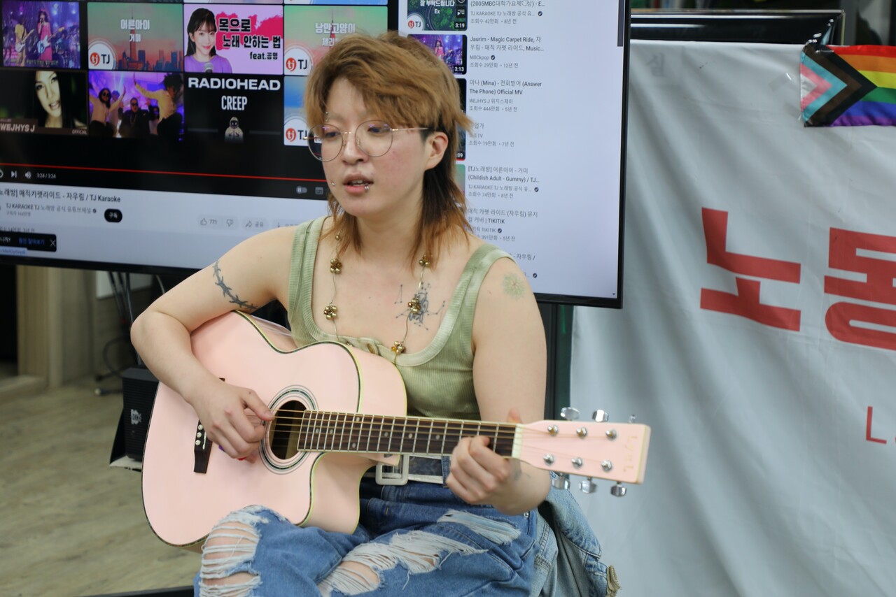 무지개교실의 교가 ‘너와 함께’ 작곡에 참여한 가수 ‘지국’ 씨가 졸업식 참석자들에게 노래를 들려주고 있다. 김아연 기자