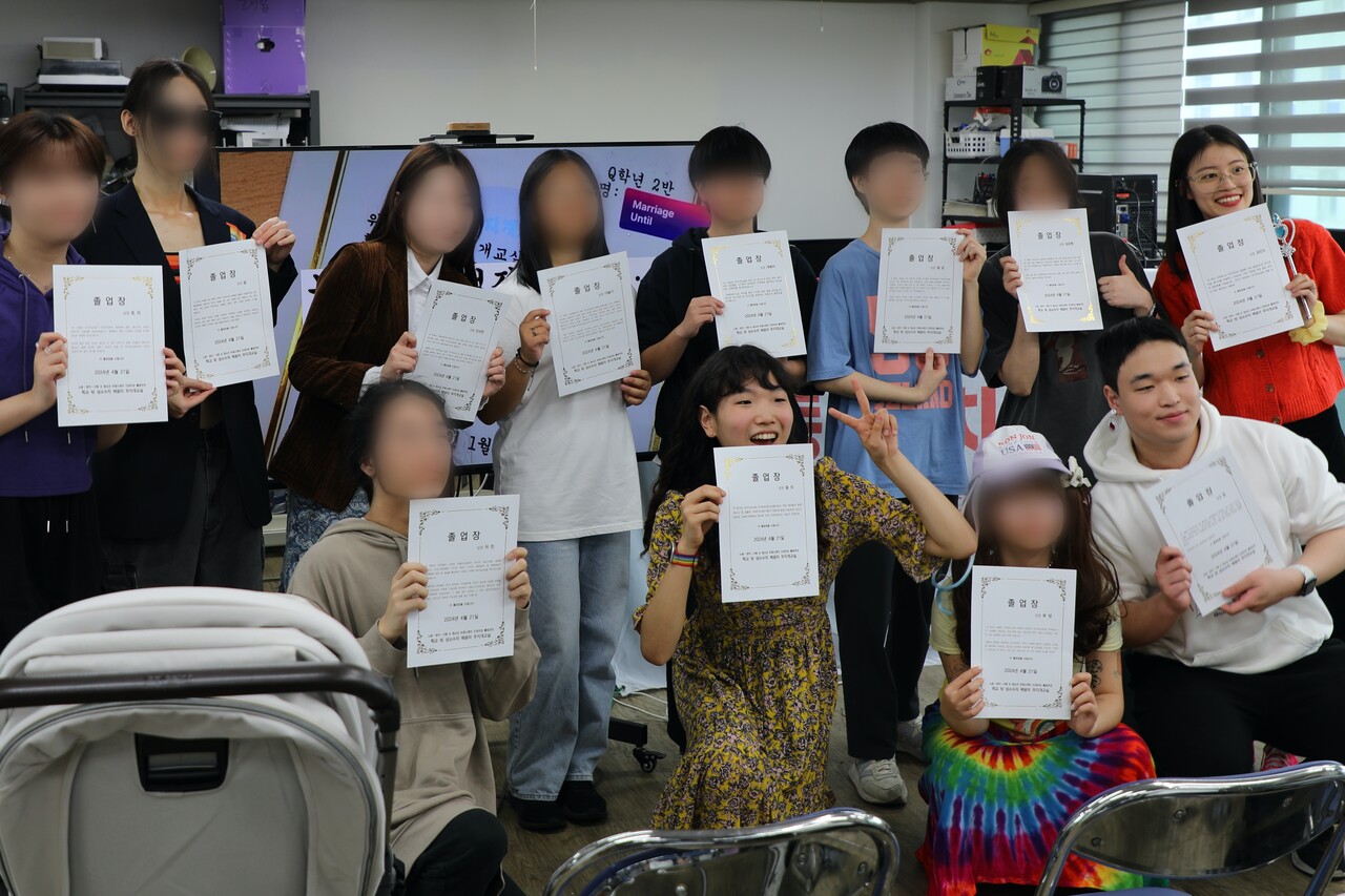 행사가 끝나고 기념 촬영 시간 ‘쟁이’와 ‘탱이’ 모두 각자가 받은 졸업장을 들고 모여 섰다. 김아연 기자