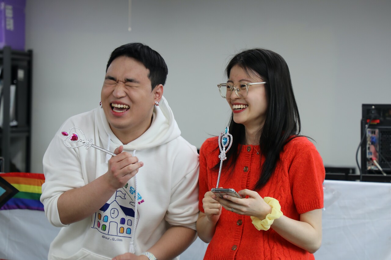 무지개교실의 교사인 준 씨와 민지 씨가 졸업식을 진행하고 있다. 김아연 기자