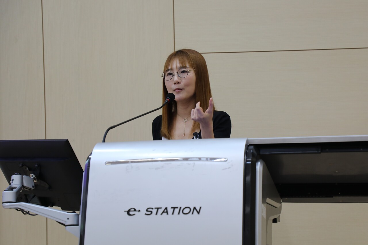 김정희원 미국 애리조나주립대 교수가 지난 9일 세명대 저널리즘대학원 인문사회교양특강에서 ‘페미니즘과 공정담론’을 주제로 강연하고 있다. 전예나 기자