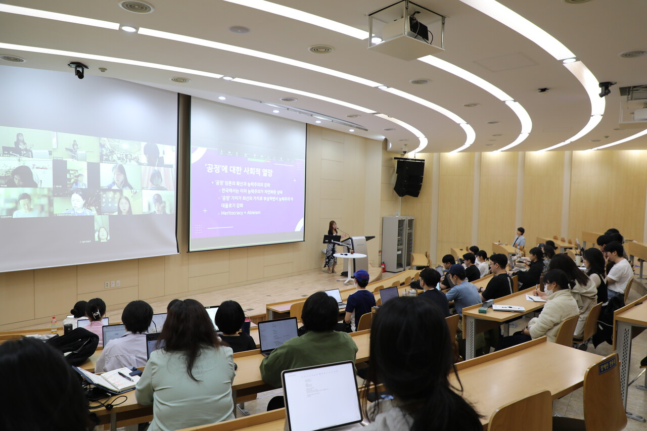 세명대 저널리즘대학원생들이 김정희원 교수의 강연을 경청하고 있다. 이날 특강에는 줌 화상회의로 연결한 청강생 등 40여 명이 참여했다. 전예나 기자